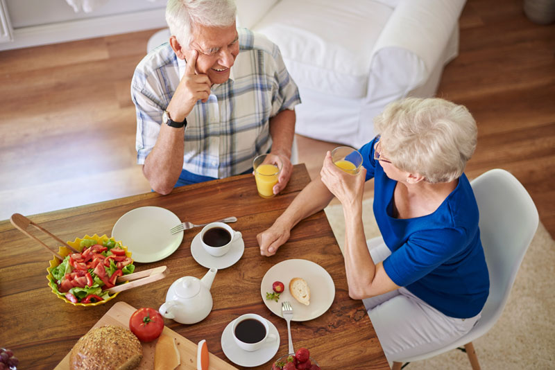 elder-couple-eating-breakfast